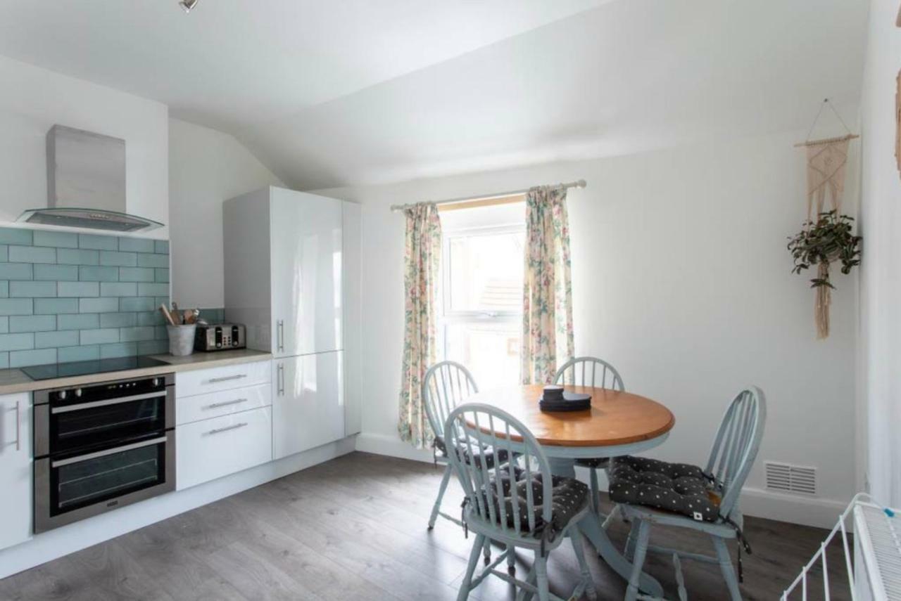 Beautiful Two Bed Mumbles Flat - With Parking Space Esterno foto